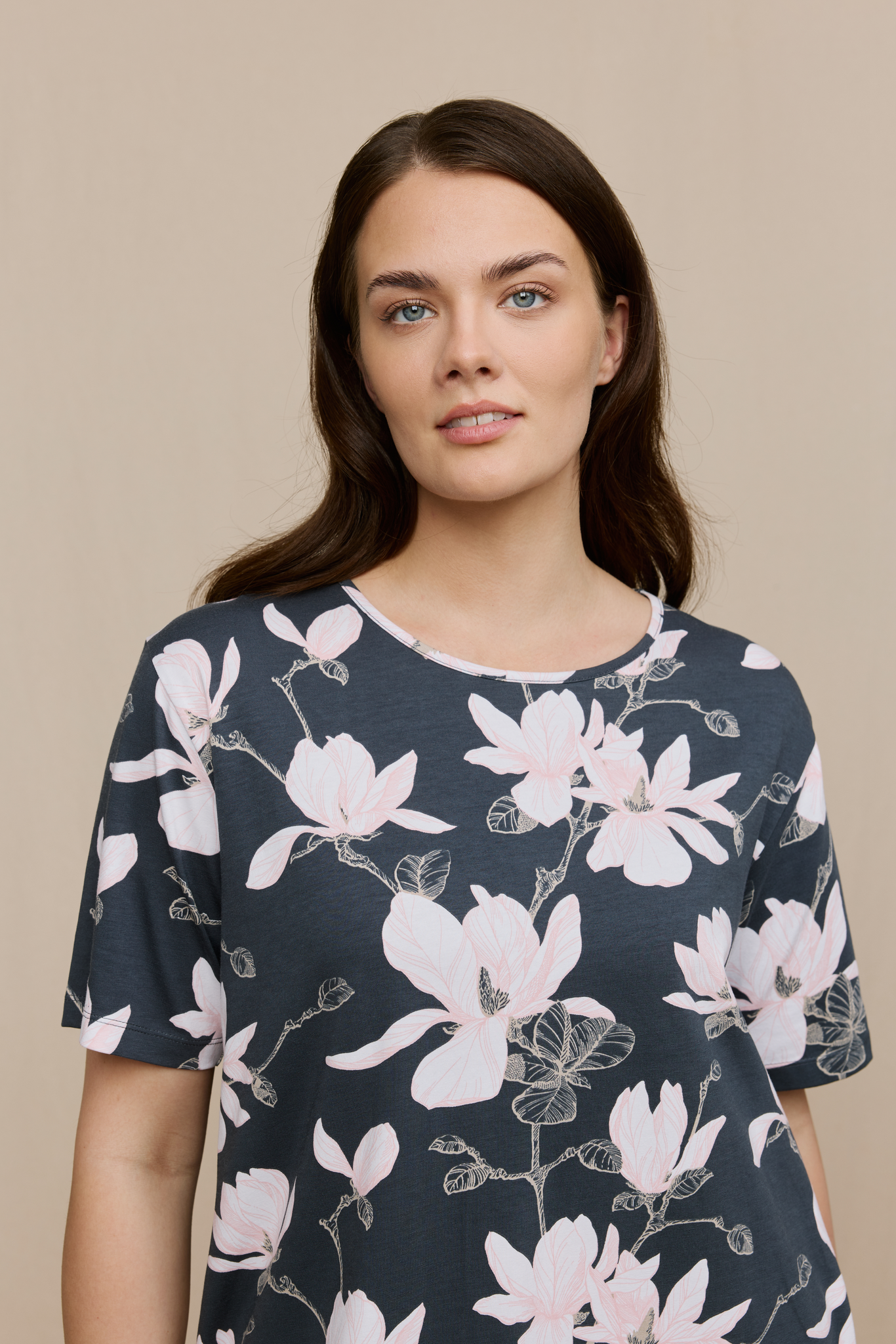 FW15005-998-L_1; Finlayson Magnolia Yöpaita Mustavalkoinen / L 